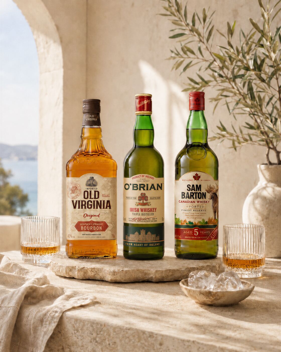 Bourbon Old Virginia, irish whiskey O'Brian y whisky canadiense Sam Barton sobre una repisa de piedra frente a un arco con vista al mar